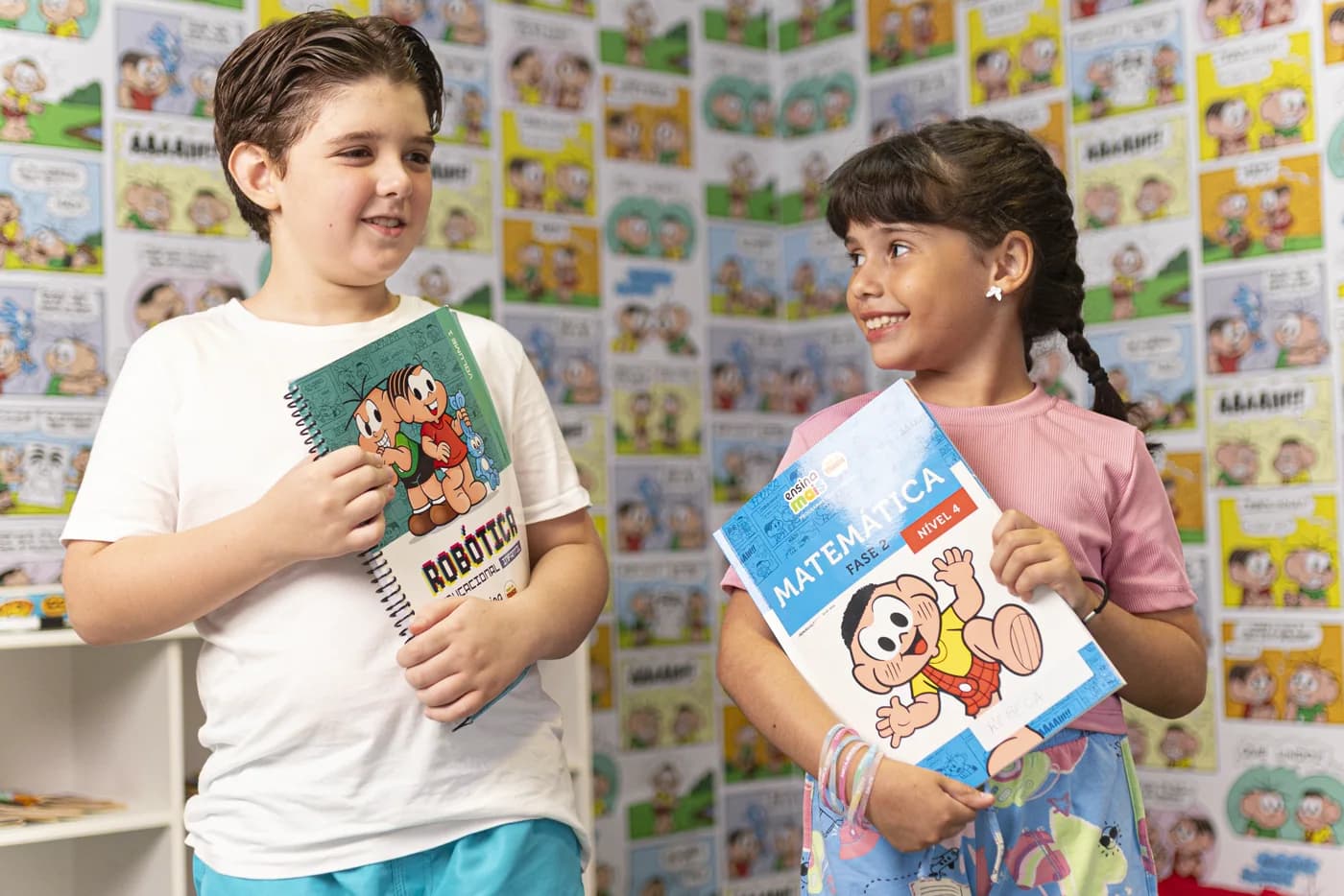 Alunos da Ensina Mais com materiais da Turma da Mônica
