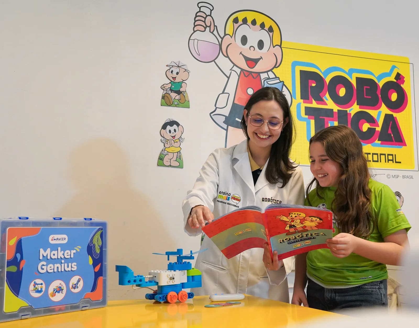 Educadora e aluna da Ensina Mais em uma atividade de robótica