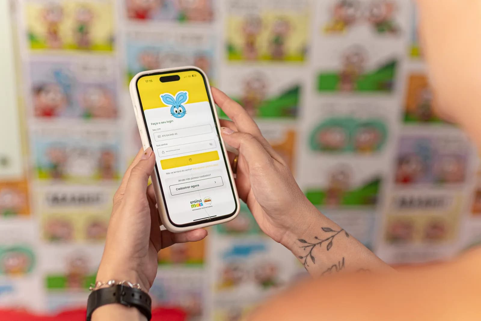 Responsável acessa o aplicativo de acompanhamento da Ensina Mais pelo celular