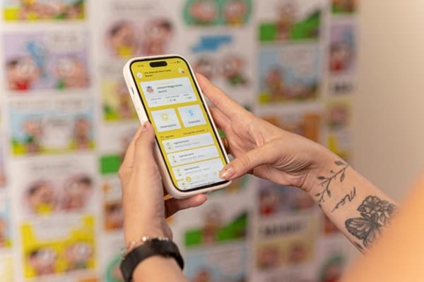 Aplicativo da Ensina Mais sendo utilizado em um celular