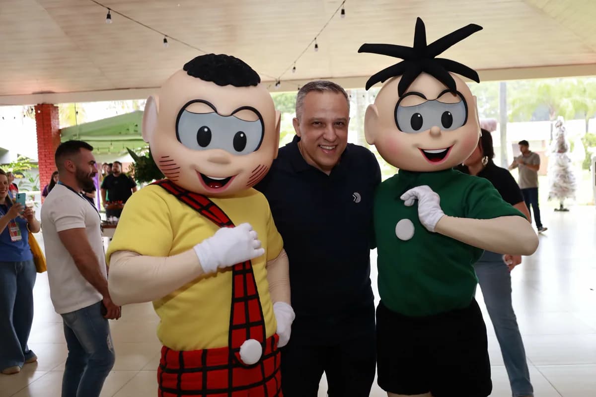 Representante da rede com os personagens Mônica e Cebolinha