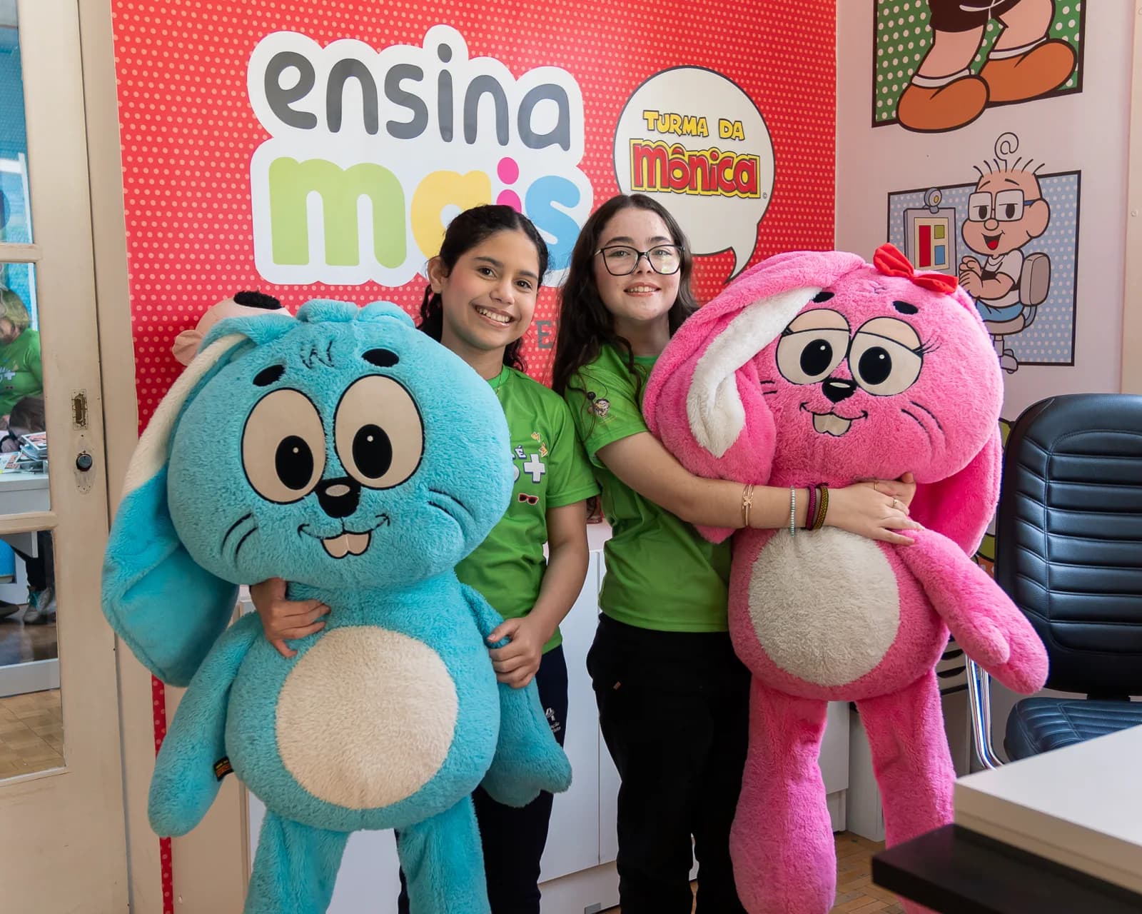 Alunas em uma unidade Ensina Mais com personagens da Turma da Mônica