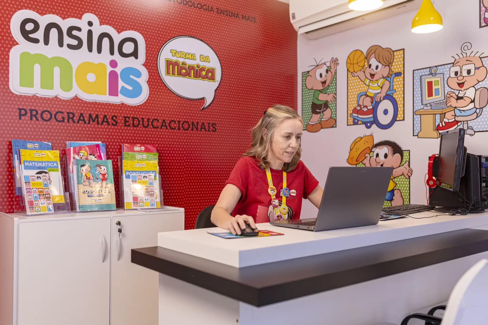 Equipe em atendimento dentro de uma unidade Ensina Mais
